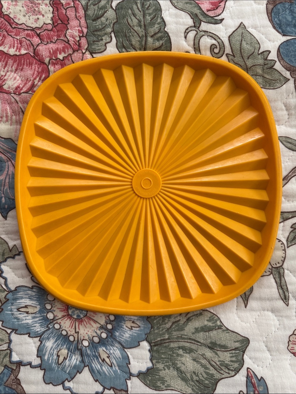 Tupperware Sunburst Replacement Lid in Mustard Yellow 859-3